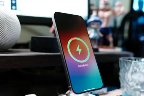 沈丘苹果15换屏服务分享用什么充电器给iPhone15充电更好 